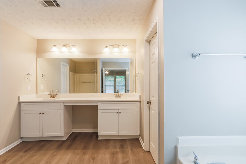 2,275/Mo, 5667 Lake Trace Lithonia, GA 30058 Main Bathroom View