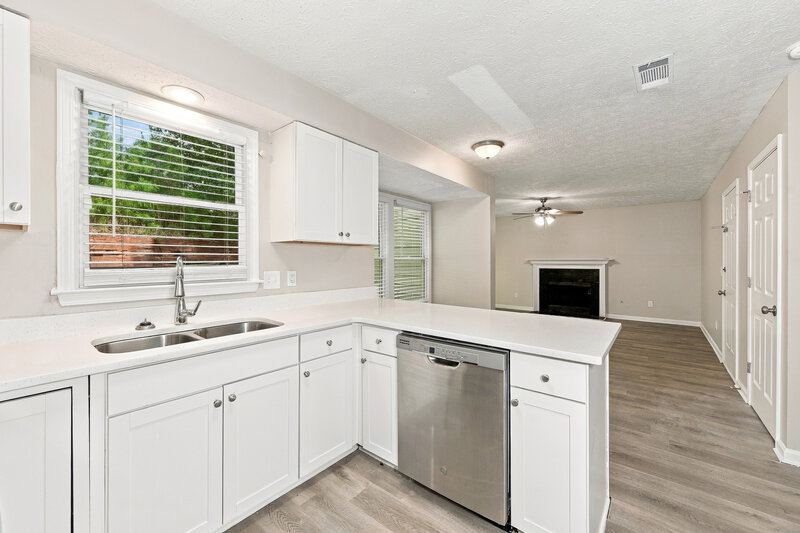 2,220/Mo, 4988 Wynhurst Way Stone Mountain, GA 30088 Kitchen View