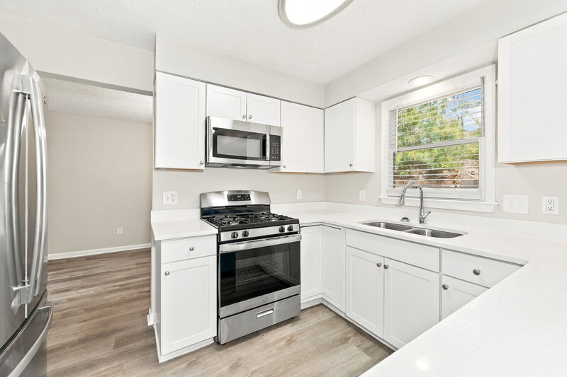 2,220/Mo, 4988 Wynhurst Way Stone Mountain, GA 30088 Kitchen View 2