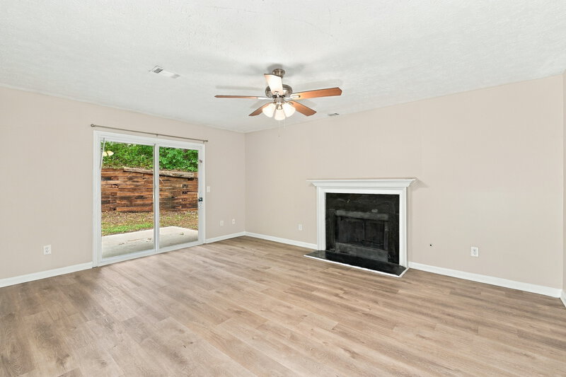 2,220/Mo, 4988 Wynhurst Way Stone Mountain, GA 30088 Family Room View