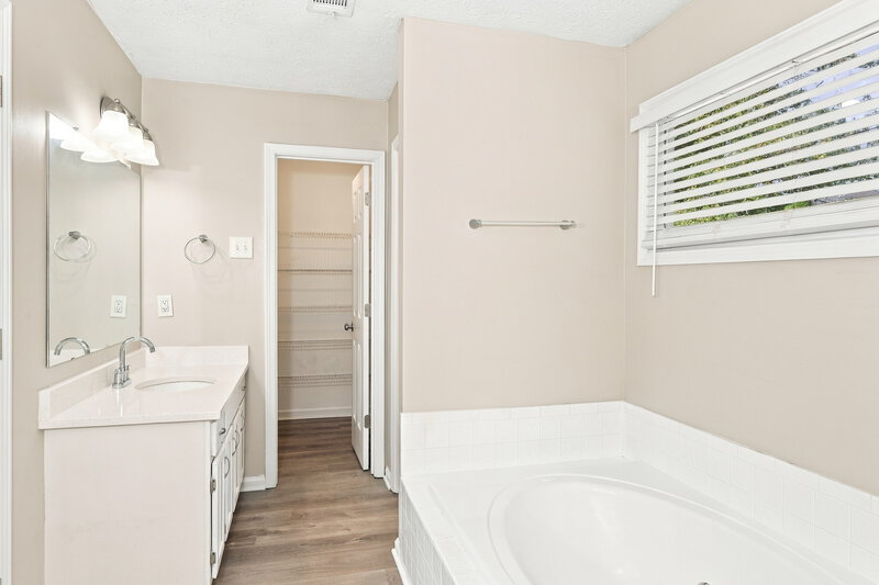 2,220/Mo, 4988 Wynhurst Way Stone Mountain, GA 30088 Primary Bathroom View
