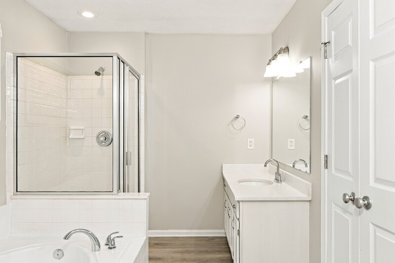 2,220/Mo, 4988 Wynhurst Way Stone Mountain, GA 30088 Primary Bathroom View 2