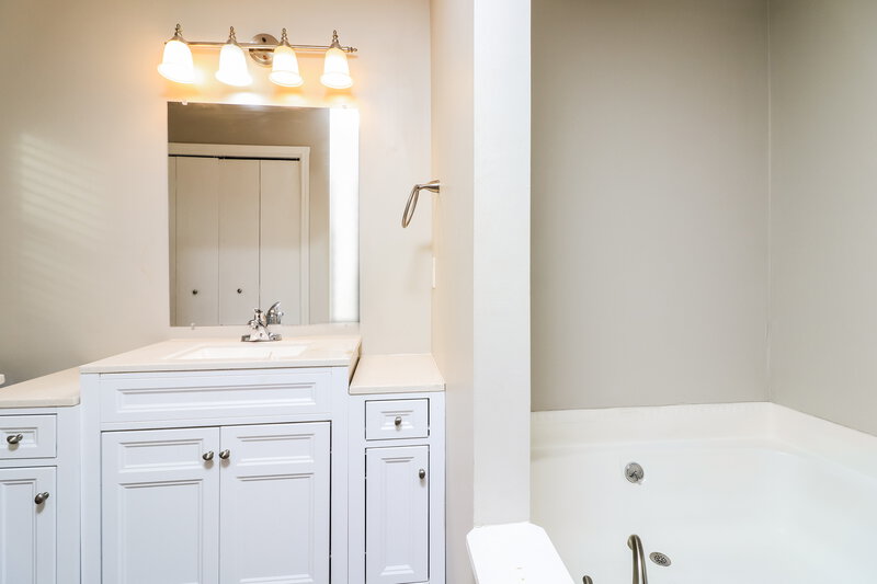 2,080/Mo, 1531 Scott Oaks Court SW Marietta, GA 30008 Main Bathroom View