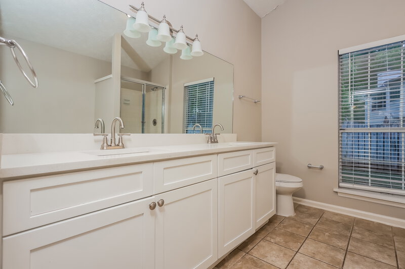 2,540/Mo, 8391 Taylor Rd Riverdale, GA 30274 Main Bathroom View