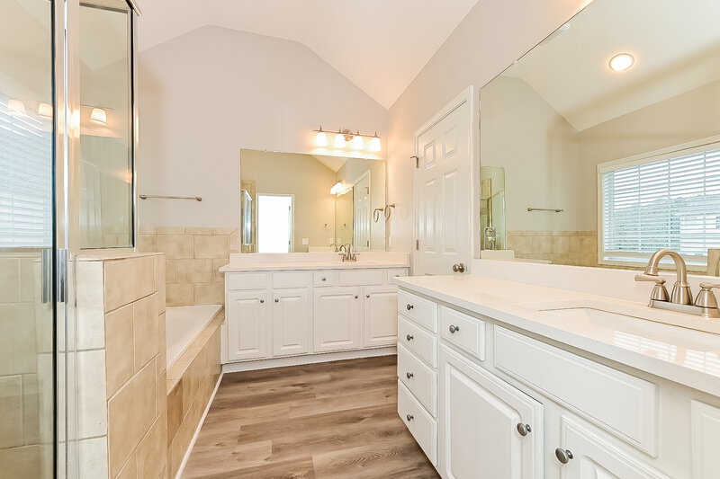 3,550/Mo, 2730 Tell Place Way SW Atlanta, GA 30331 Main Bathroom View