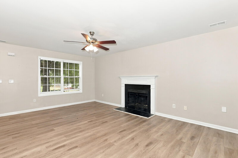 0/Mo, 101 Revolutionary Dr Hampton, GA 30228 Living Room View 2