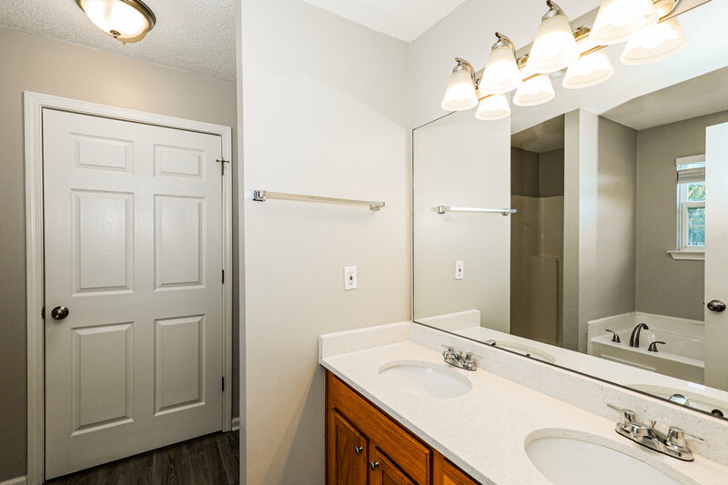2,110/Mo, 5862 Amerson Ln Ellenwood, GA 30294 Main Bathroom View