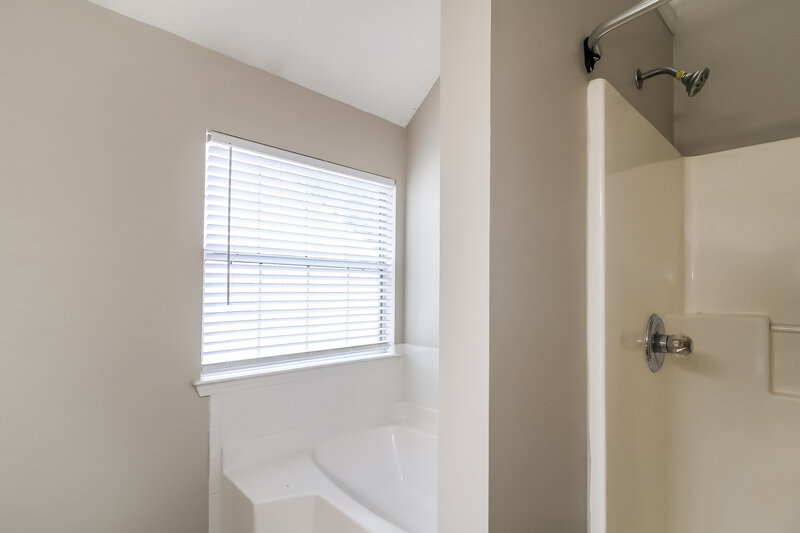 2,440/Mo, 2915 Russ Ln Lithonia, GA 30058 Main Bathroom View 2