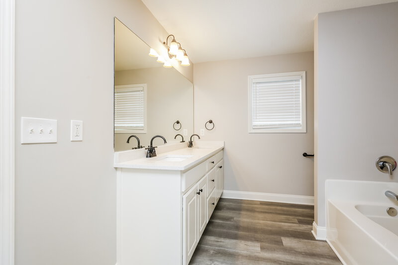 2,980/Mo, 368 Embassy Dr Winder, GA 30680 Main Bathroom View