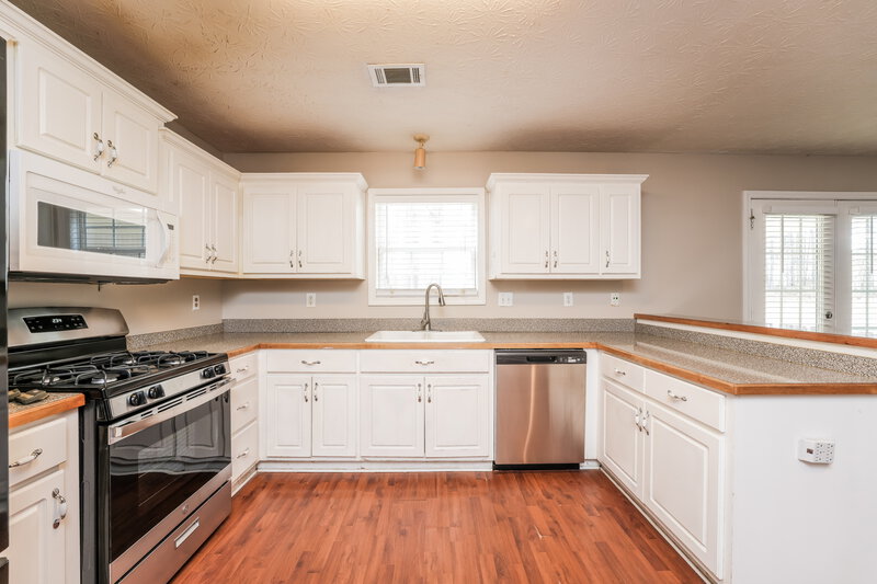 2,100/Mo, 385 Shadowbrooke Cir Loganville, GA 30052 Kitchen View