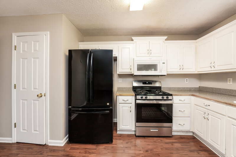 2,100/Mo, 385 Shadowbrooke Cir Loganville, GA 30052 Kitchen View 2