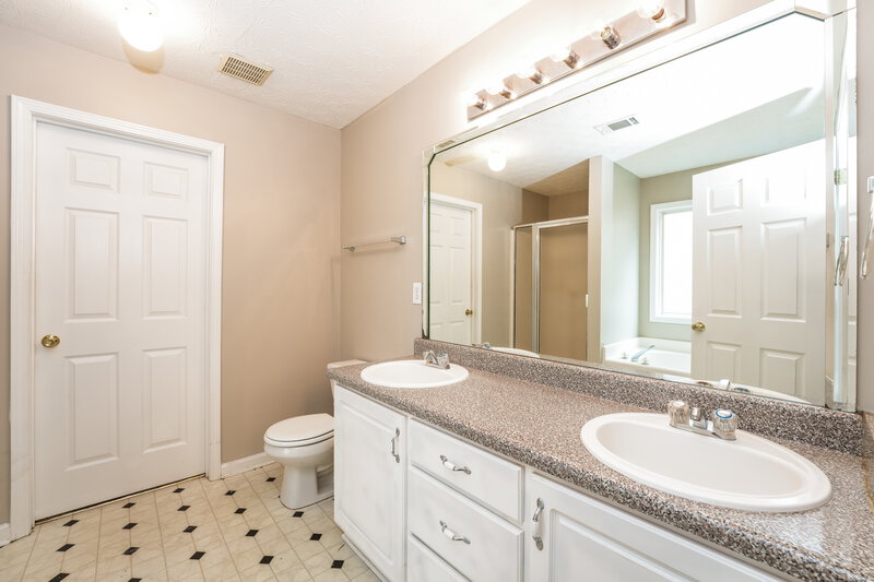 2,100/Mo, 385 Shadowbrooke Cir Loganville, GA 30052 Main Bathroom View