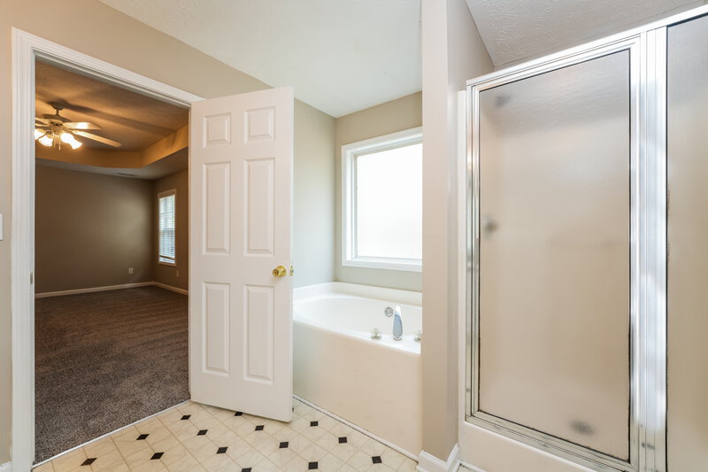 2,100/Mo, 385 Shadowbrooke Cir Loganville, GA 30052 Main Bathroom View 2