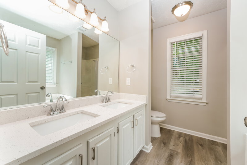 2,000/Mo, 3580 Traddsprings Way Snellville, GA 30039 Main Bathroom View