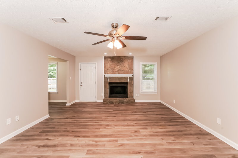 1,890/Mo, 35 Riverside Ct Hampton, GA 30228 Living Room View