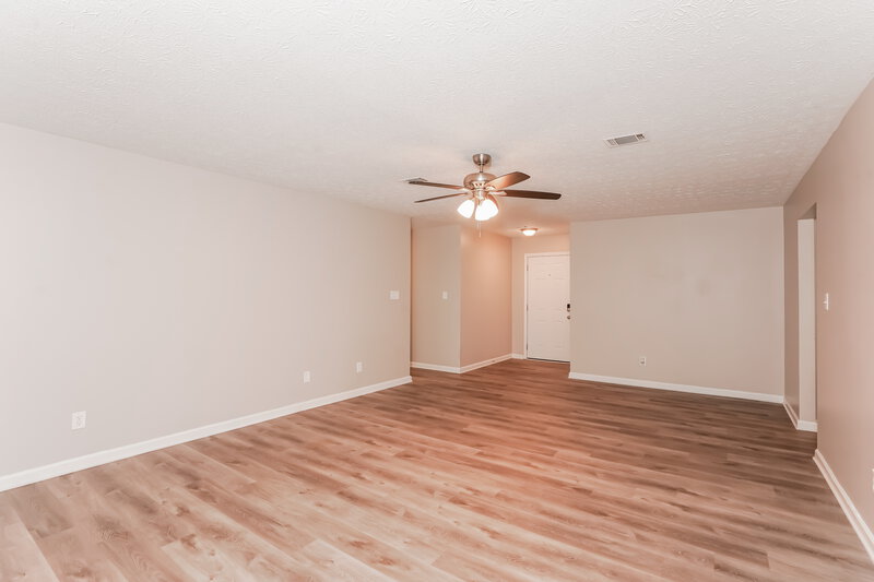 1,890/Mo, 35 Riverside Ct Hampton, GA 30228 Living Room View 2