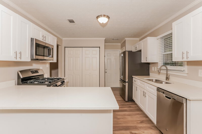 1,890/Mo, 35 Riverside Ct Hampton, GA 30228 Kitchen View