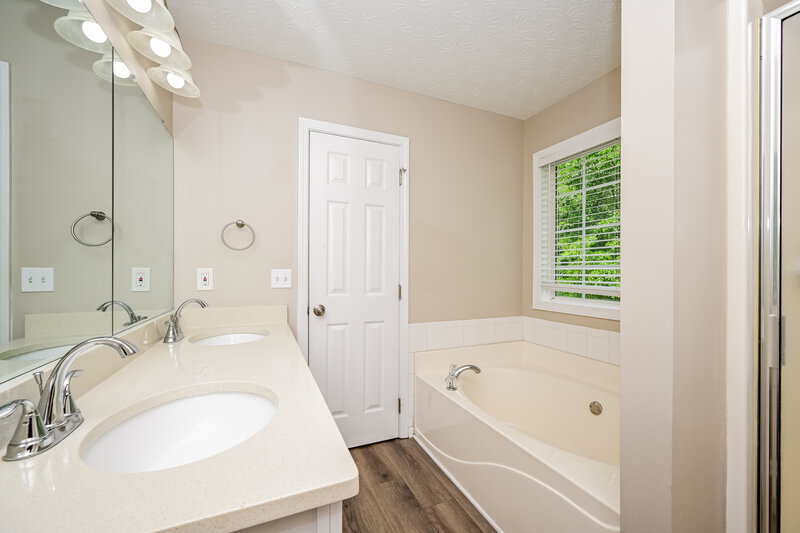 1,835/Mo, 10 Dearing Cove Covington, GA 30014 Main Bathroom View