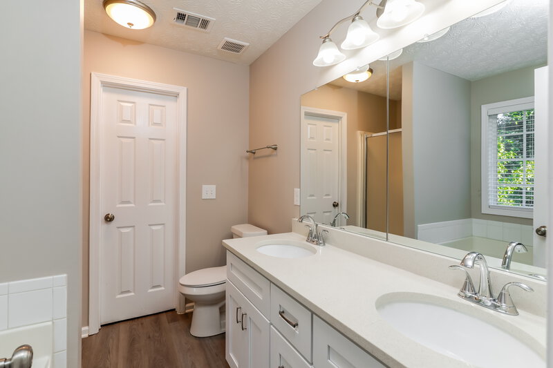 1,730/Mo, 10 Dearing Cove Covington, GA 30014 Main Bathroom View