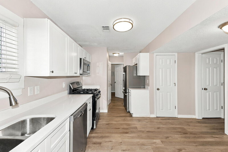1,980/Mo, 5490 NORTHCUT Drive Atlanta, GA 30349 Kitchen View