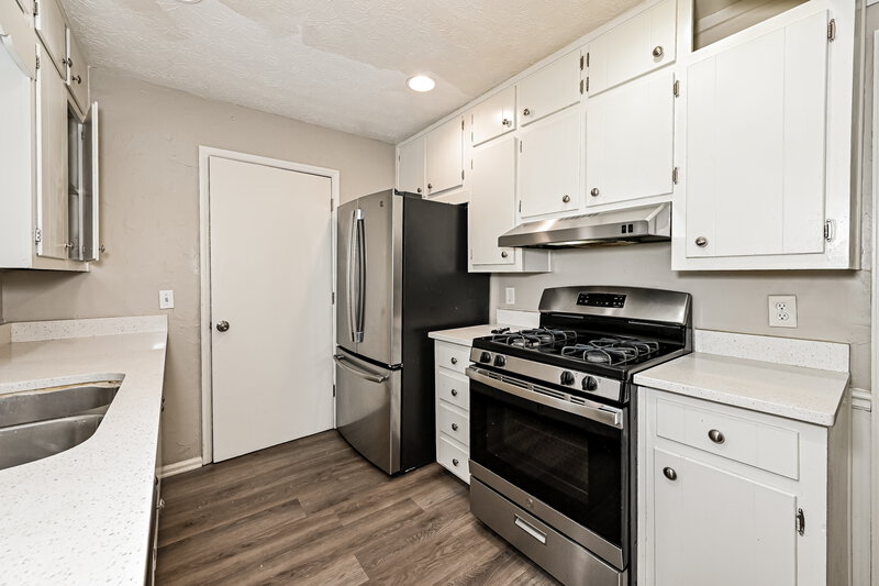 2,300/Mo, 94 Timothy Ln NW Lilburn, GA 30047 Kitchen View 2