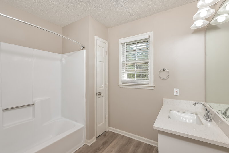 1,870/Mo, 529 Valley View Dr Winder, GA 30680 Main Bathroom View
