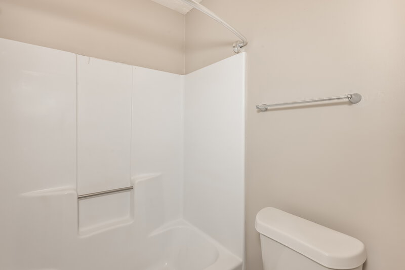 1,870/Mo, 529 Valley View Dr Winder, GA 30680 Bathroom View 2
