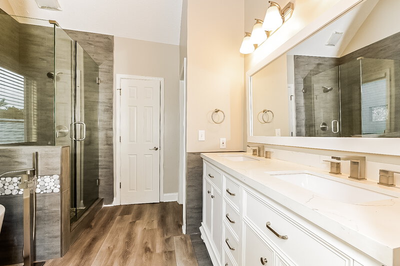 2,400/Mo, 7971 Clearview Cir Riverdale, GA 30296 Main Bathroom View