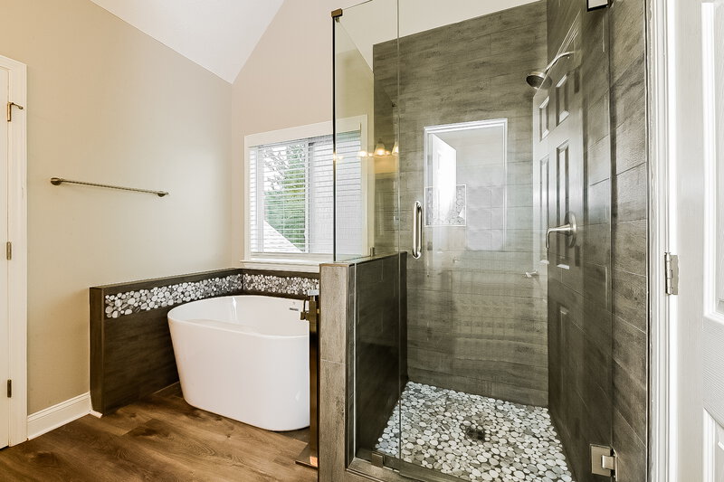 2,400/Mo, 7971 Clearview Cir Riverdale, GA 30296 Main Bathroom View 2