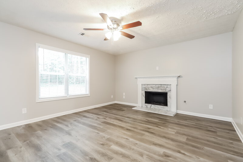 2,350/Mo, 632 Pennybrook Ln Stone Mountain, GA 30087 Living Room View