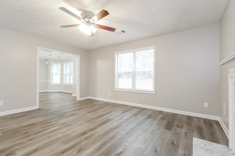 2,350/Mo, 632 Pennybrook Ln Stone Mountain, GA 30087 Living Room View 2