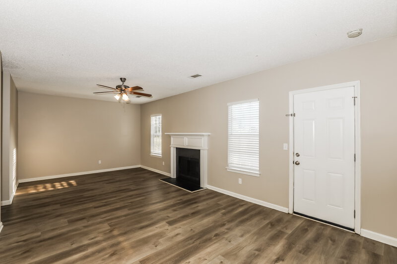 2,215/Mo, 922 Tara Bnd Hampton, GA 30228 Living Room View