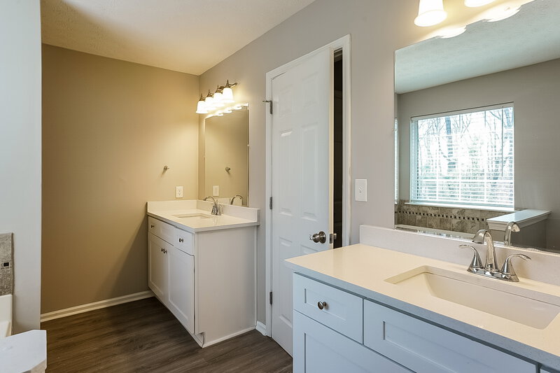 2,000/Mo, 7092 Shenandoah Trl Austell, GA 30168 Main Bathroom View