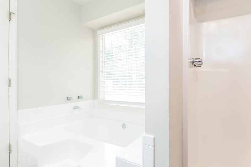 2,180/Mo, 1428 Hillside Pl SE Conyers, GA 30094 Main Bathroom View