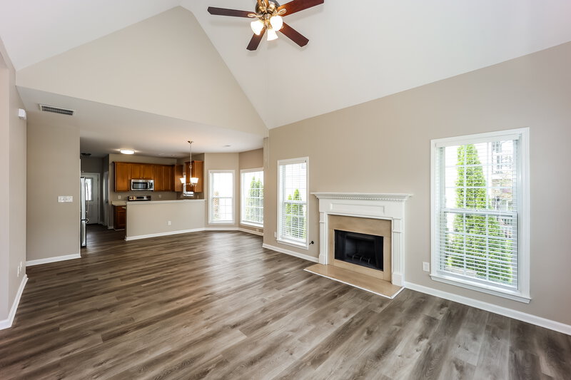 2,110/Mo, 109 High Point North Dr Newnan, GA 30265 Living Room View