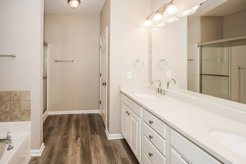 2,110/Mo, 109 High Point North Dr Newnan, GA 30265 Main Bathroom View