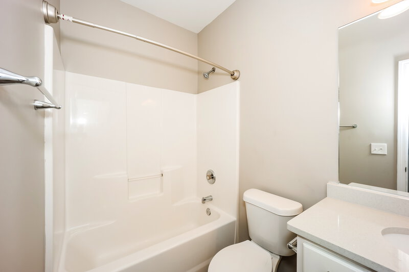2,110/Mo, 109 High Point North Dr Newnan, GA 30265 Bathroom View