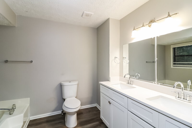 2,690/Mo, 1032 Pinetree Ct Powder Springs, GA 30127 Main Bathroom View