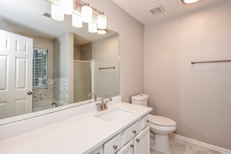 2,100/Mo, 2926 Yukon Trail Acworth, GA 30101 Main Bathroom View