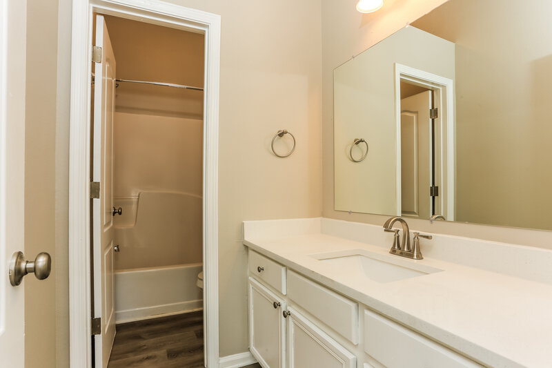 1,890/Mo, 5079 Windsor Forrest Ln College Park, GA 30349 Main Bathroom View