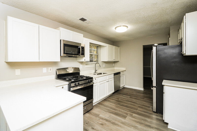 2,500/Mo, 852 Cascade Xing SW Atlanta, GA 30331 Kitchen View 2