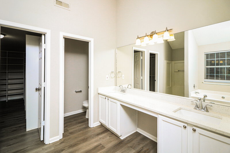 2,500/Mo, 852 Cascade Xing SW Atlanta, GA 30331 Main Bathroom View