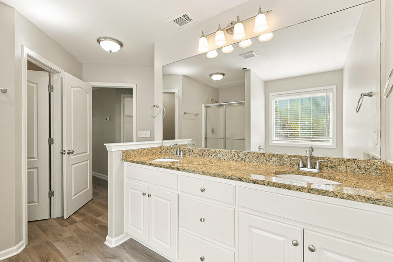 2,000/Mo, 1521 Lily Valley Dr Lawrenceville, GA 30045 Primary Bathroom View