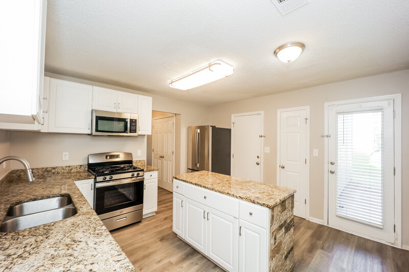 2,215/Mo, 2724 Live Oak Trl Atlanta, GA 30349 Kitchen View 2