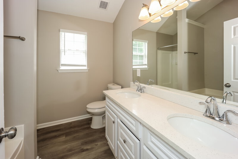 2,015/Mo, 1072 Wynnbrook Ln Jonesboro, GA 30238 Main Bathroom View