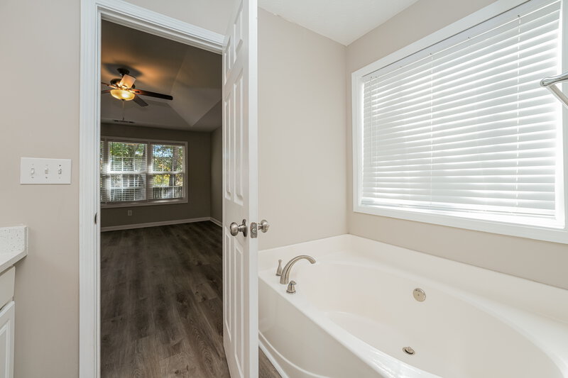 1,895/Mo, 725 Loblolly Ln Winder, GA 30680 Main Bathroom View 2