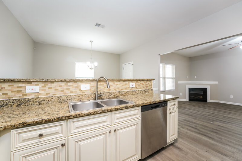 1,900/Mo, 4014 Haworth Pkwy McDonough, GA 30253 Kitchen View 2