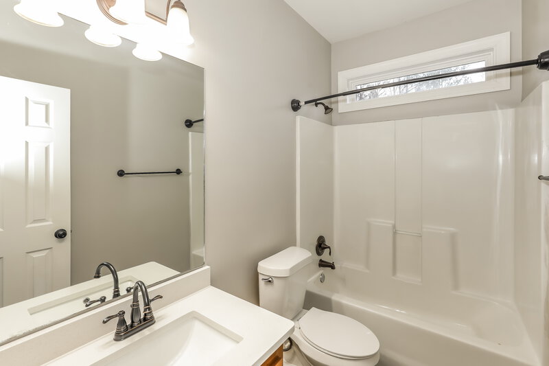 2,100/Mo, 165 Spring Cir Senoia, GA 30276 Main Bathroom View
