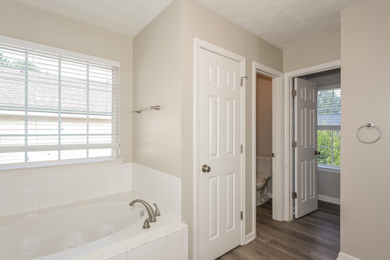 2,515/Mo, 7023 Red Maple Ln Lithonia, GA 30058 Main Bathroom View 2