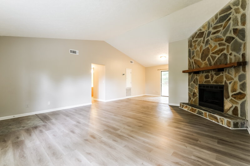 2,040/Mo, 319 Knollwood Ln Woodstock, GA 30188 Living Room View 2